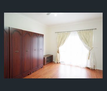 Single level 4 Bedroom house minutes walk to bus stop - Photo 6