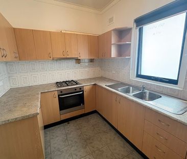Special 2 Bedroom + Study House in a Premier Location - Photo 4