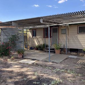 Cosy 3x1 with Sleep out, in Bruce Rock - Photo 3