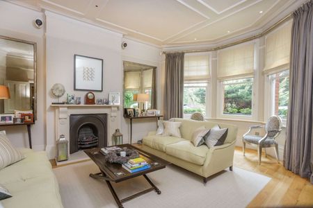 An exceptional six bedroom double fronted house in this sought after location overlooking Barnes Common. - Photo 2