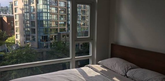 Bright, Open 1Bed+Den in Yaletown - Photo 2