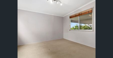 GREAT LOCATION… NEAT & TIDY HOMEWITH EXTRA ROOM FOR GAMES OR OFFICE ROOM - Photo 2