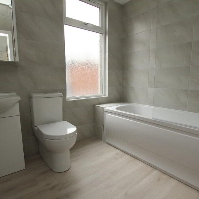 Ulsterdale Street, Double Room In Shared House, Belfast, BT5 5BP - Photo 1