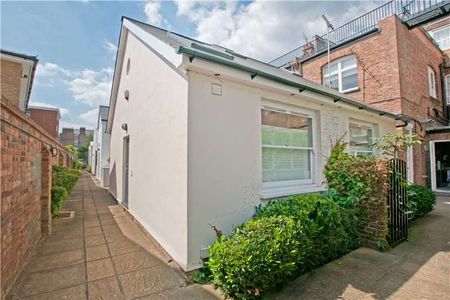 Bright two bedroom mews house with wood floors throughout, located off the Fulham Road - Photo 5