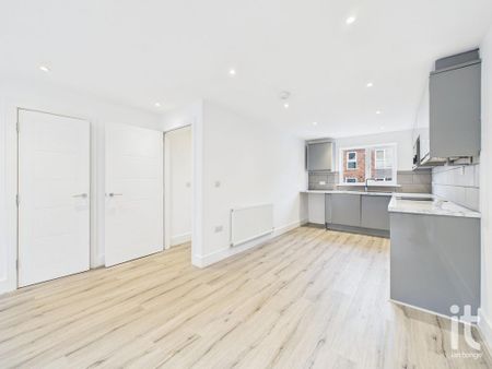 3 bedroom mews to rent - Photo 3