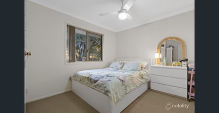 IMMACULATE FAMILY HOME - Photo 4