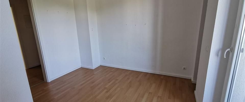 *Wunderschöne 2-Zimmer mit Wannenbad, Laminat, EBK und Balkon in guter Lage!* - Foto 1