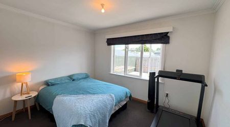 Spacious and Versatile Three-Bedroom Home for Rent – A Must-See! - Photo 3