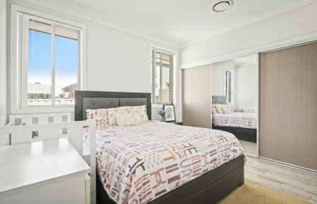 Stunning Single Storey - Available Now! - Photo 2