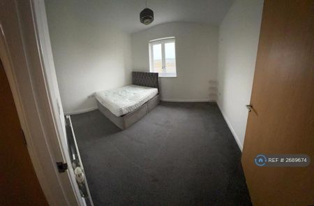 3 bedroom flat to rent - Photo 2