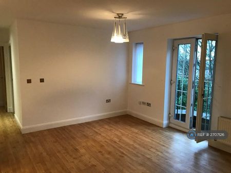 2 bedroom flat to rent - Photo 2