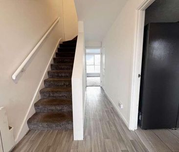 Sundon Park Parade, Luton, LU3 - Photo 2