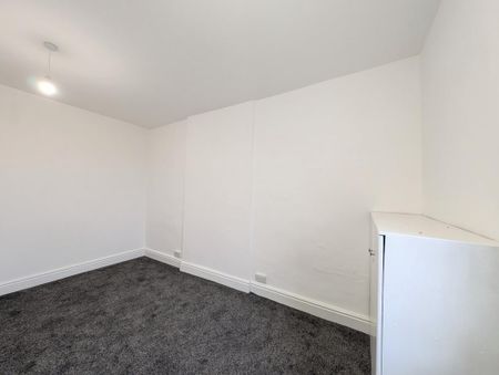 2 bedroom end of terrace house to rent - Photo 4