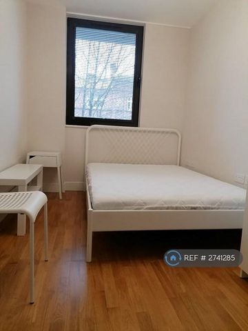 1 bedroom in a flat share to rent - Photo 3