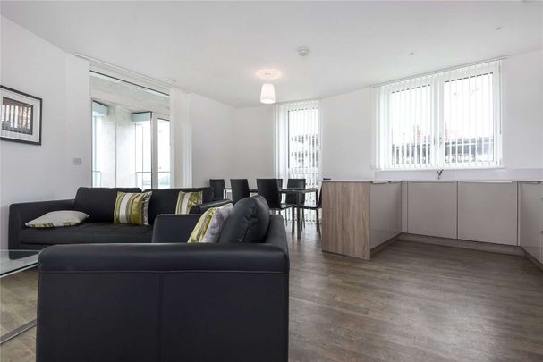 Set within the Riverside development, Enderby Wharf, is this amazing three bedroom, two bathroom furnished apartment. - Photo 1