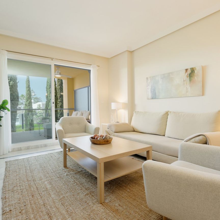 Beachside holiday apartment Marbella East with 2 bedrooms, communal pools and south-facing terrace - Foto 1