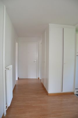 "helle moderne 4.5-Zimmer-Wohnung mit sonnigem Balkon an ruhiger Lage" - Photo 1