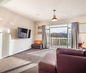 Beautiful & Sunny 4-Bedroom Family Home - Photo 6