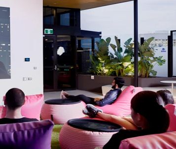 Standard Room in 6-Bed Apartment - Photo 2