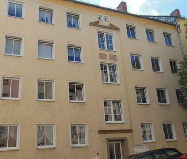 Eine gepflegte 3-RW mit Balkon & Küche + Bad mit Fenster im 2.OG in... - Photo 1