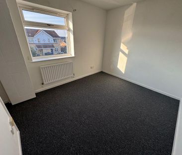 3 bedroom end of terrace house to rent - Photo 2