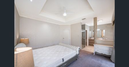 Spacious Family Home with Swimming Pool! - Photo 5