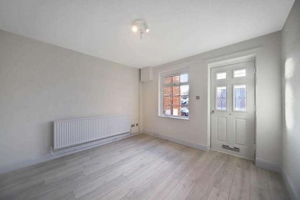 Grove Gardens, Tring, HP23 - Photo 1