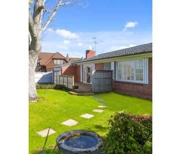 Charming Short-Term Rental in Prime Victoria Ave - Photo 4