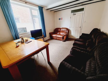 8 Bed Student Accommodation - Photo 4