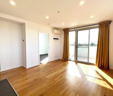 STUNNING TWO BEDROOM APARTMENT IN GREAT LOCATION - Photo 1