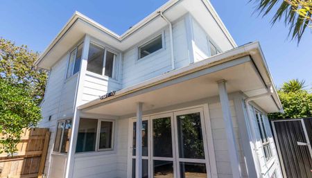 Townhouse in Newtown - Photo 2