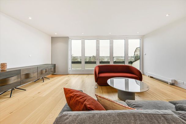 Impressive two bedroom apartment with wonderful views overlooking Primrose Hill NW8 - Photo 1