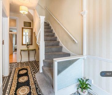 5 bedroom end of terrace house to rent - Photo 3