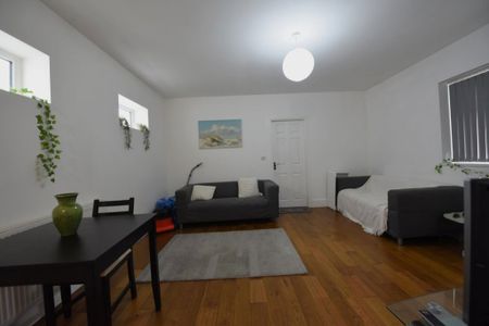 2 bedroom Flat in Kelso Street, Leeds - Photo 3