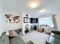 4 bed Mid Terraced House for Rent - Photo 2