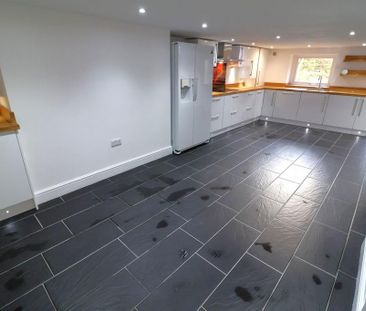 3 bedroom end of terrace house to rent - Photo 2