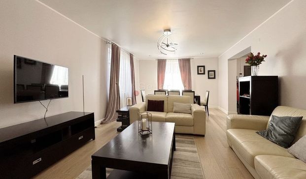 Casa si curte generoasa, usor accesibila - Fotografie 1