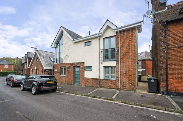 2 Bedroom Flat / Apartment - Highcliffe Road, Winchester - Photo 1