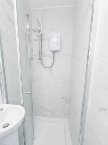 1 bed Apartment To Let - Photo 5