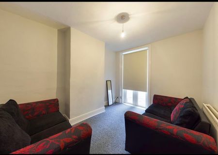 4 Bed End Terrace, Fitzhugh Place, SO15 - Photo 2