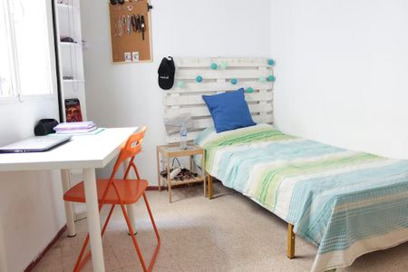 Calle Azafrán, Sevilla, Andalusia 41003 - Photo 3