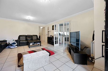 A spacious, two bedroom ground floor apartment in a sought-after location. - Photo 2