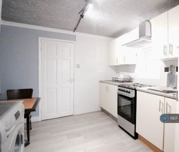 1 bedroom in a flat share to rent - Photo 5