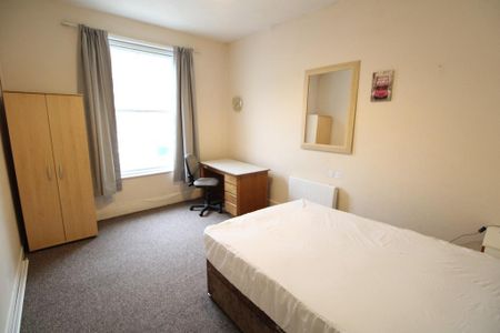 1 bedroom in a flat share to rent - Photo 2