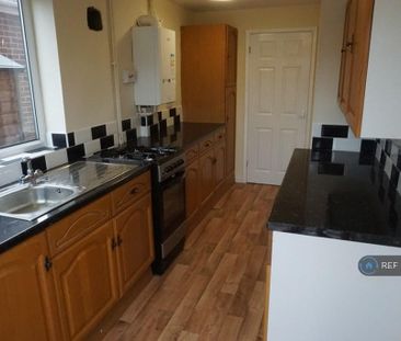 3 bedroom semi-detached house to rent - Photo 5