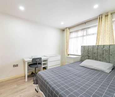 3 bedroom flat to rent - Photo 4