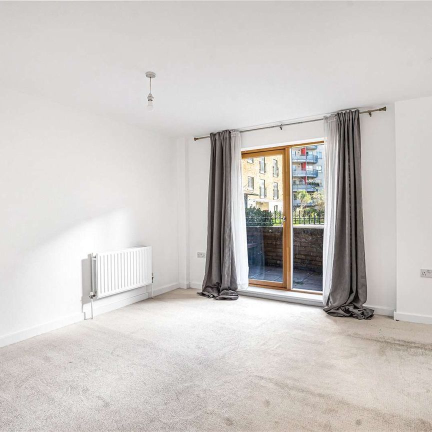 Freshly decorated two bedroom, two bathroom property on the ground floor of a popular development. - Photo 1