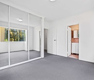 Sought after recently refreshed townhouse with a private courtyard - Photo 4