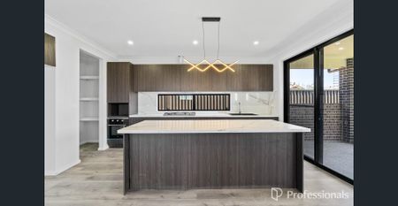 Brand New Rental - 5 Bed | 3 Bath | 2 Living | 1 Garage - Photo 5