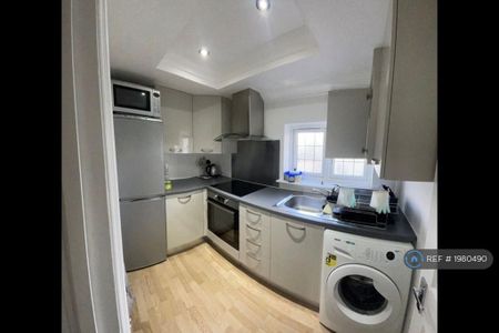 1 bedroom in a house share to rent - Photo 2